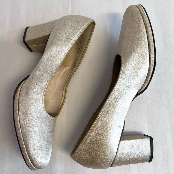 Vintage 1960s Gold Metallic Pumps Fits Size 8-9 Narrow Midcentury Sixties 60's - Picture 3 of 9